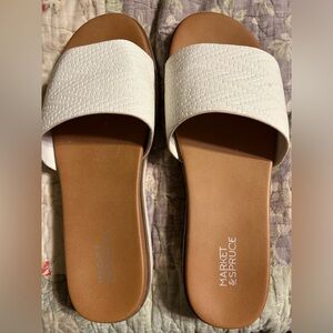 Market &Spruce slides size 8